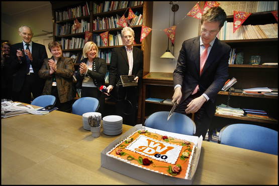 Taart gemaakt van Zwarte Kip-advocaat & gemalen sjoelbak Taart gemaakt van Zwarte Kip-advocaat & gemalen sjoelbak